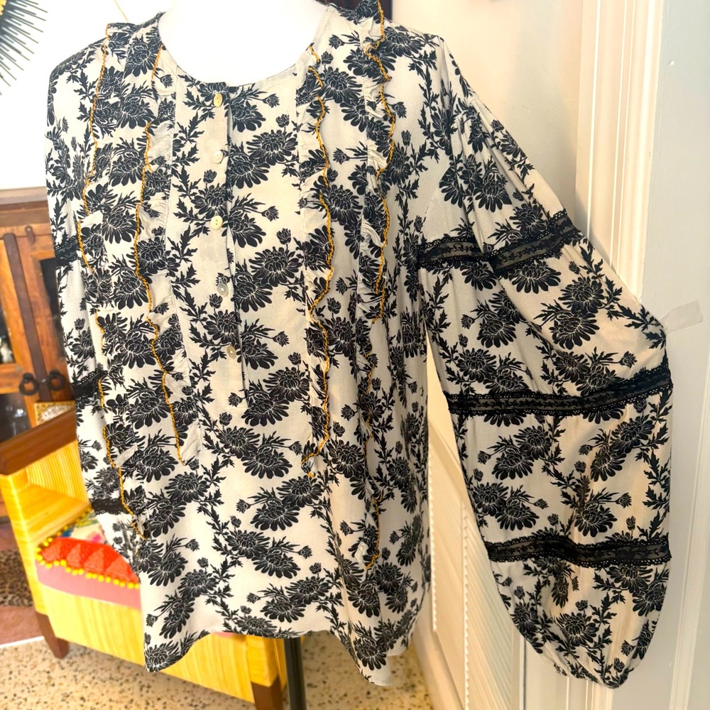 CAROLINA K Carmella Cream & Black Lotus Blouse! Long Sleeve! Excel condition. M